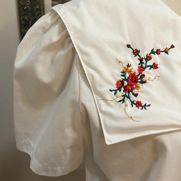 Vintage White Blouse with Floral Embroidery
Oversized Collar Sailot Collar - Picture 6 of 9